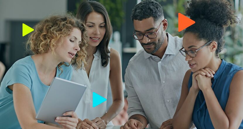 Quatro profissionais colaborando em reunião de trabalho