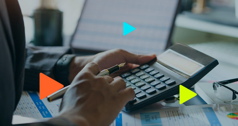 Pessoa usando calculadora e anotações de trabalho