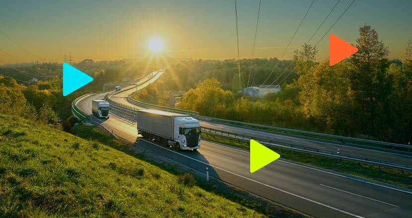 Caminhões na estrada ao pôr do sol