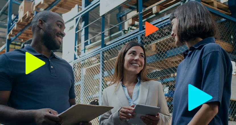 Blog da Omie 6 Três profissionais conversando em armazém