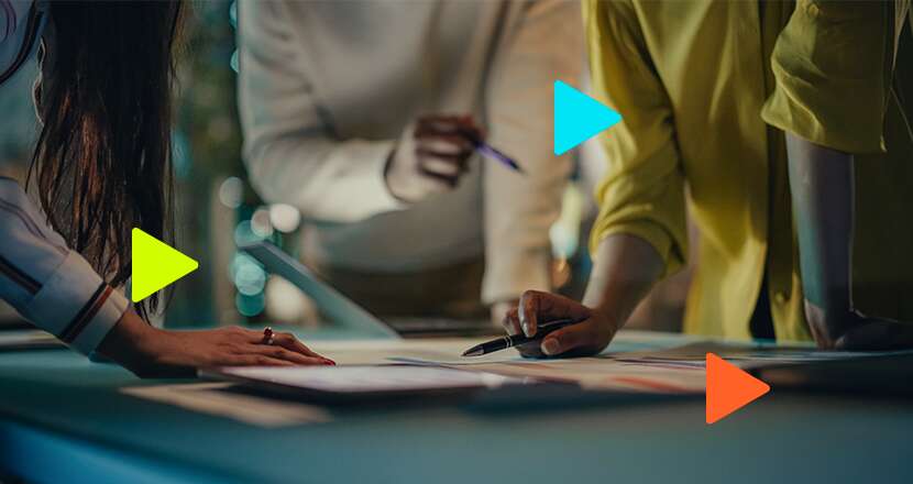 Pessoas discutindo ideias em uma mesa de trabalho