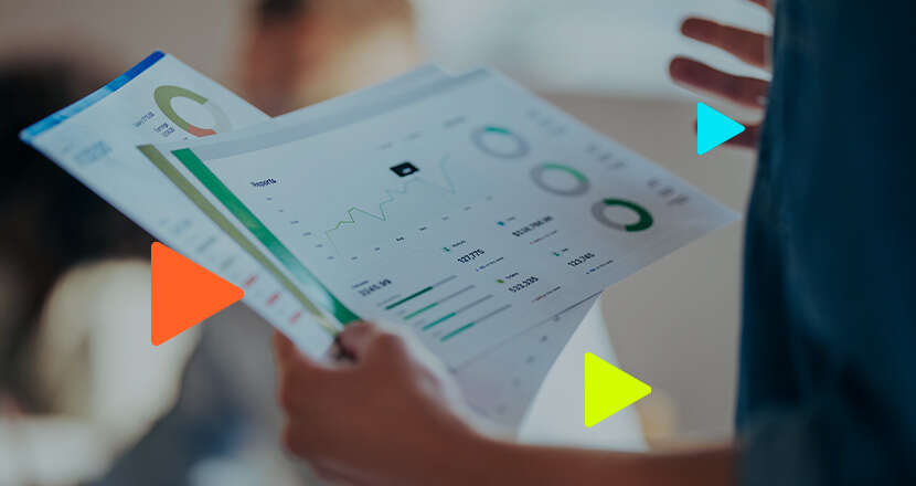 Gráficos e relatórios de análise de dados em mãos.