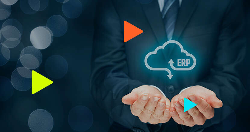 Homem segurando ícone de ERP na nuvem