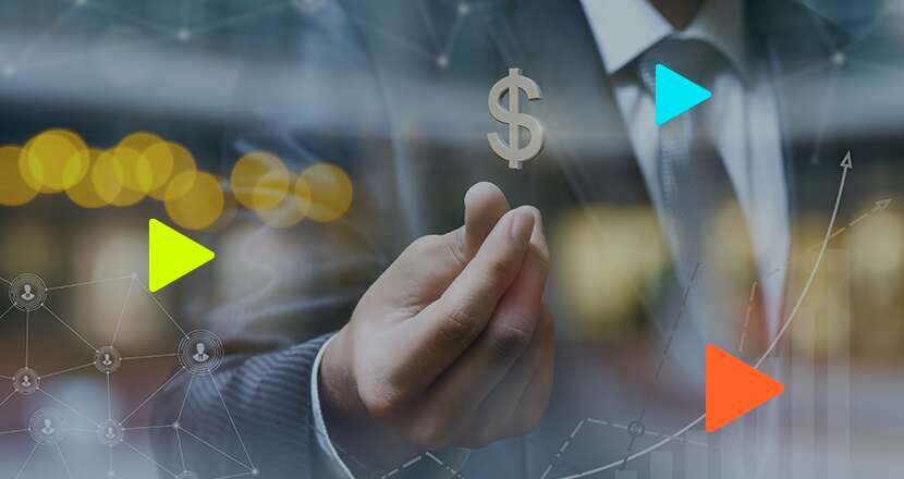 Homem segurando símbolo de dólar com gráficos ao fundo