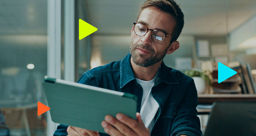 Homem usando tablet em ambiente de trabalho moderno