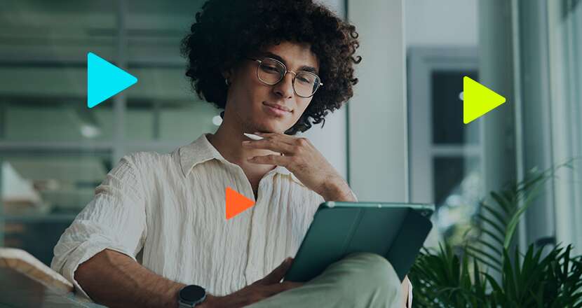 Jovem pensativo usando tablet em ambiente moderno.