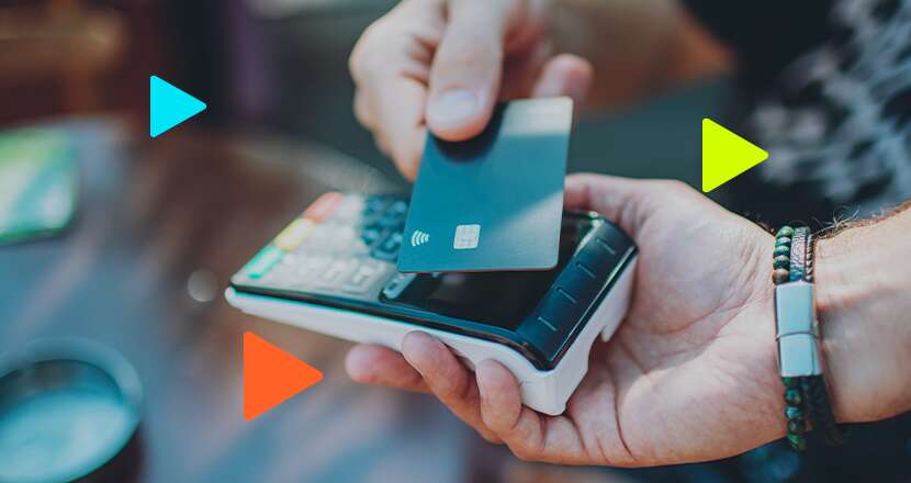 Pessoa usando cartão em máquina de pagamento