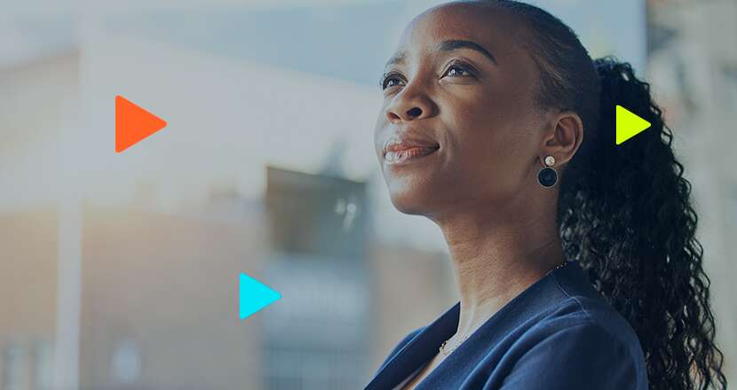 Mulher pensativa em ambiente urbano iluminado