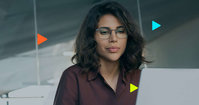 Mulher com óculos trabalhando em um laptop