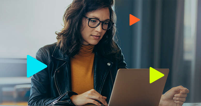 Mulher trabalhando em laptop com fundo moderno