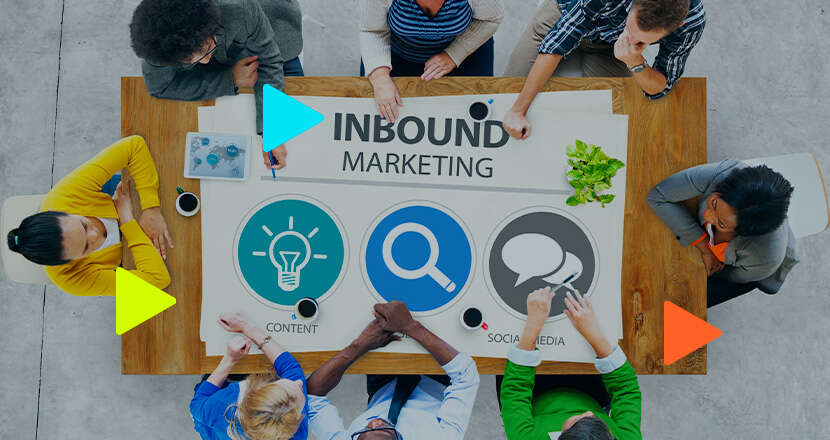 Reunião sobre marketing digital colaborativo.