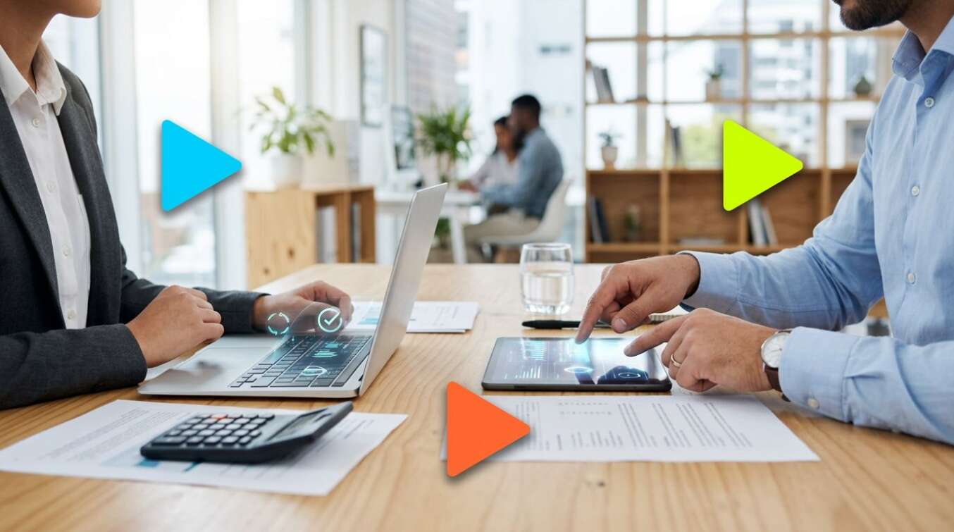 Reunião de negócios com laptops e documentos na mesa