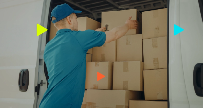 Homem carregando caixas em uma van de entrega.