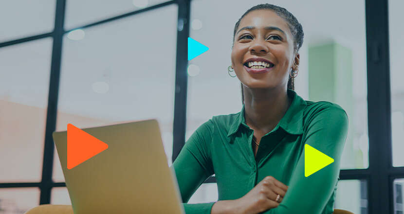 Mulher sorridente trabalhando em computador