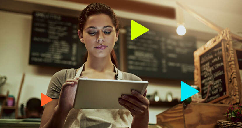 Mulher usando tablet em cafeteria moderna