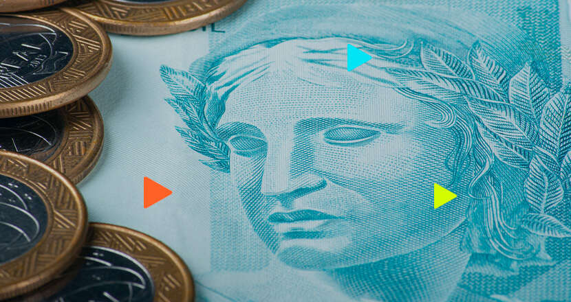 Notas e moedas brasileiras sobre fundo azul
