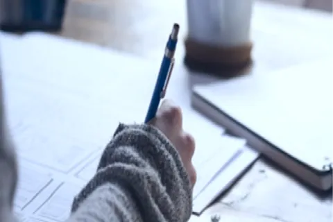 Empreendedor anotando planejamento financeiro